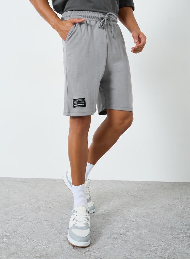 ستايلي شورت بقصة واسعة مع رباط للرجال - Image 4